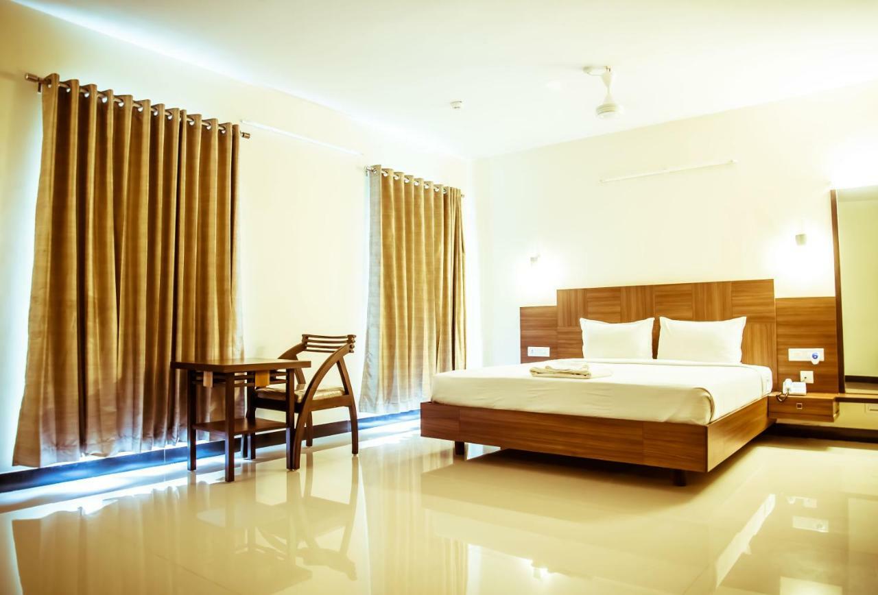 Hotel The Pioneer Visakhapatnam Exterior foto