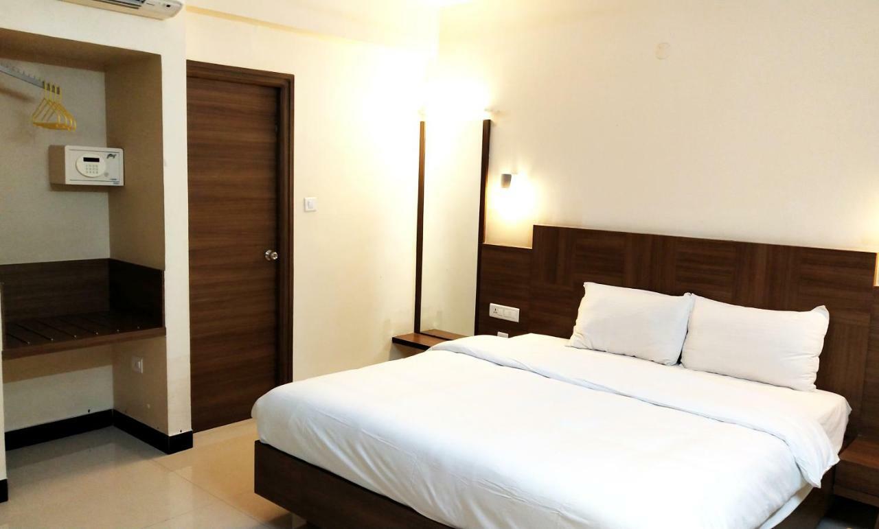 Hotel The Pioneer Visakhapatnam Exterior foto
